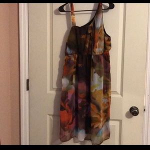 Sleeveless svelt “warm” colored dress.